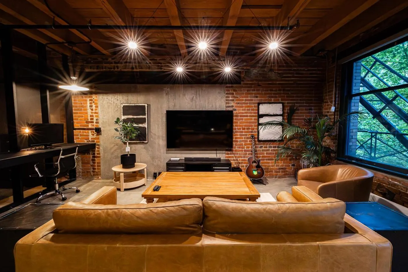 Stylish Industrial Loft - Historic Gastown Apartment Vancouver