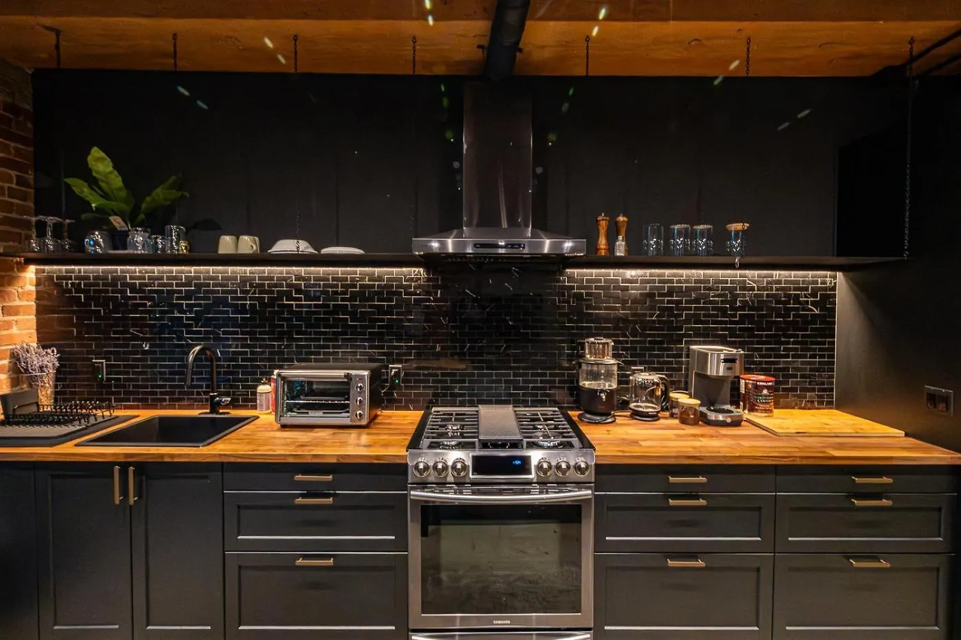 Stylish Industrial Loft - Historic Gastown Apartment Vancouver