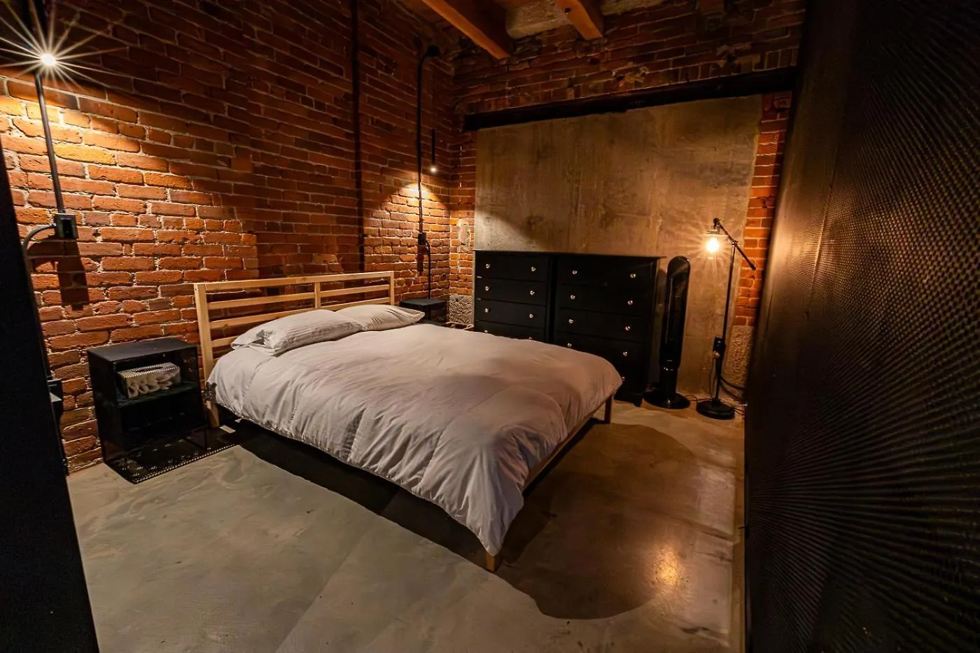 Stylish Industrial Loft - Historic Gastown Apartment Vancouver