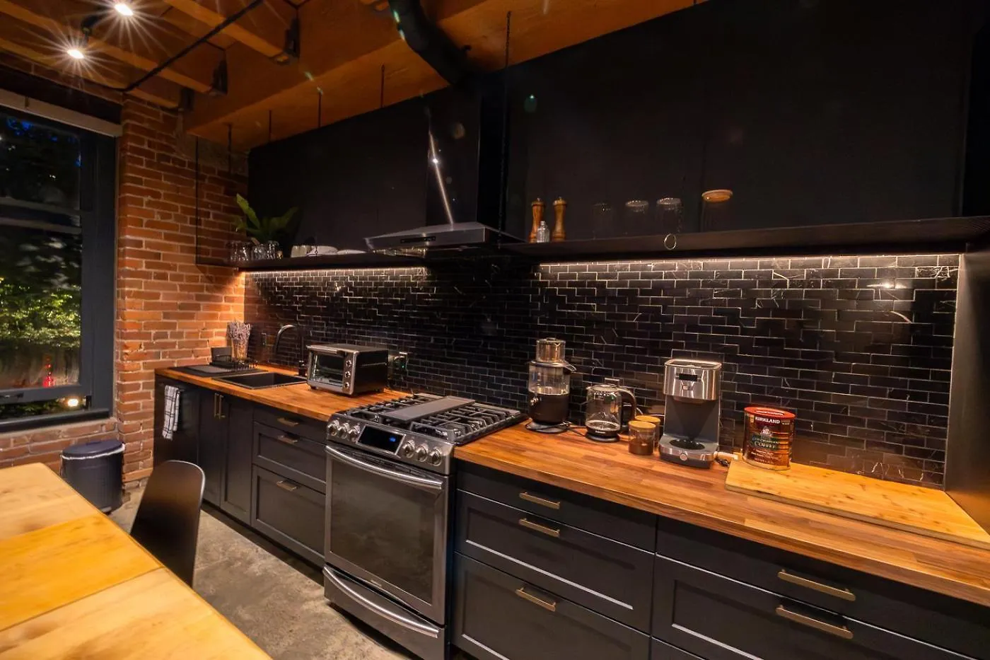Stylish Industrial Loft - Historic Gastown Apartment Vancouver