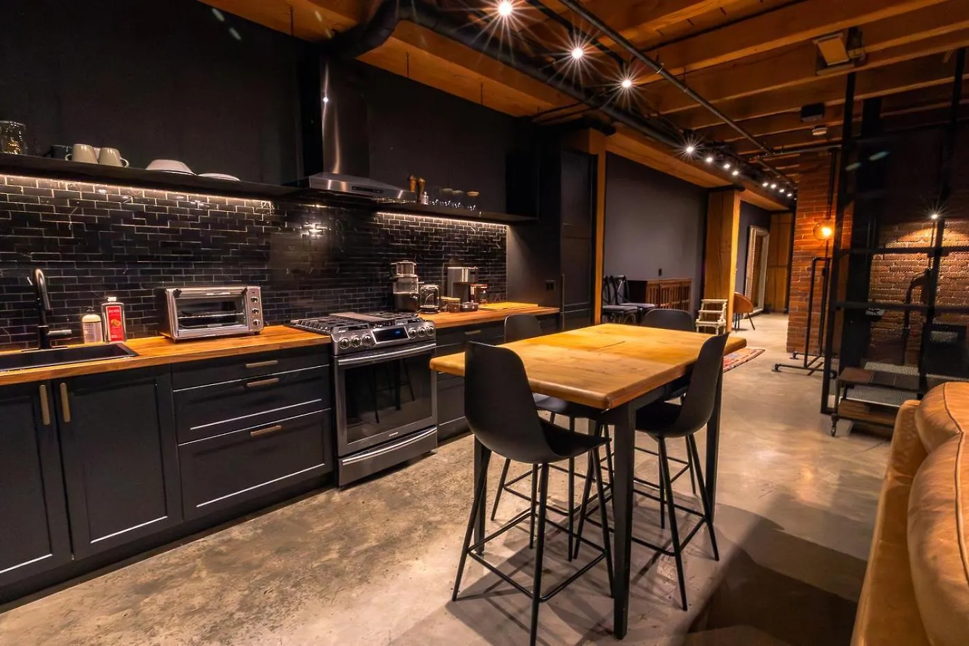 Stylish Industrial Loft - Historic Gastown Apartment Vancouver