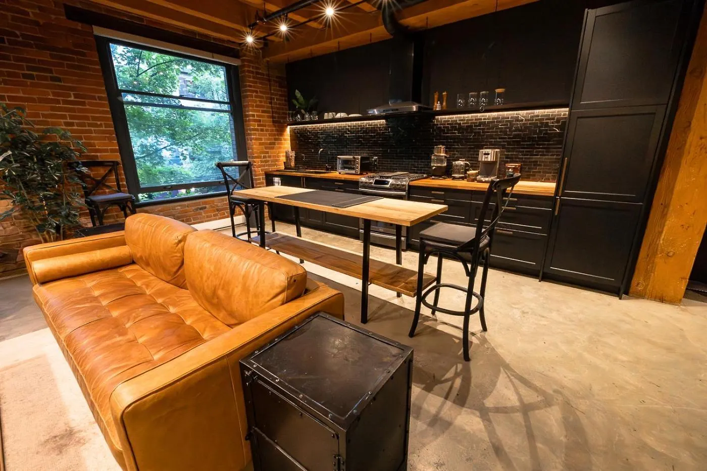 Stylish Industrial Loft - Historic Gastown Apartment Vancouver