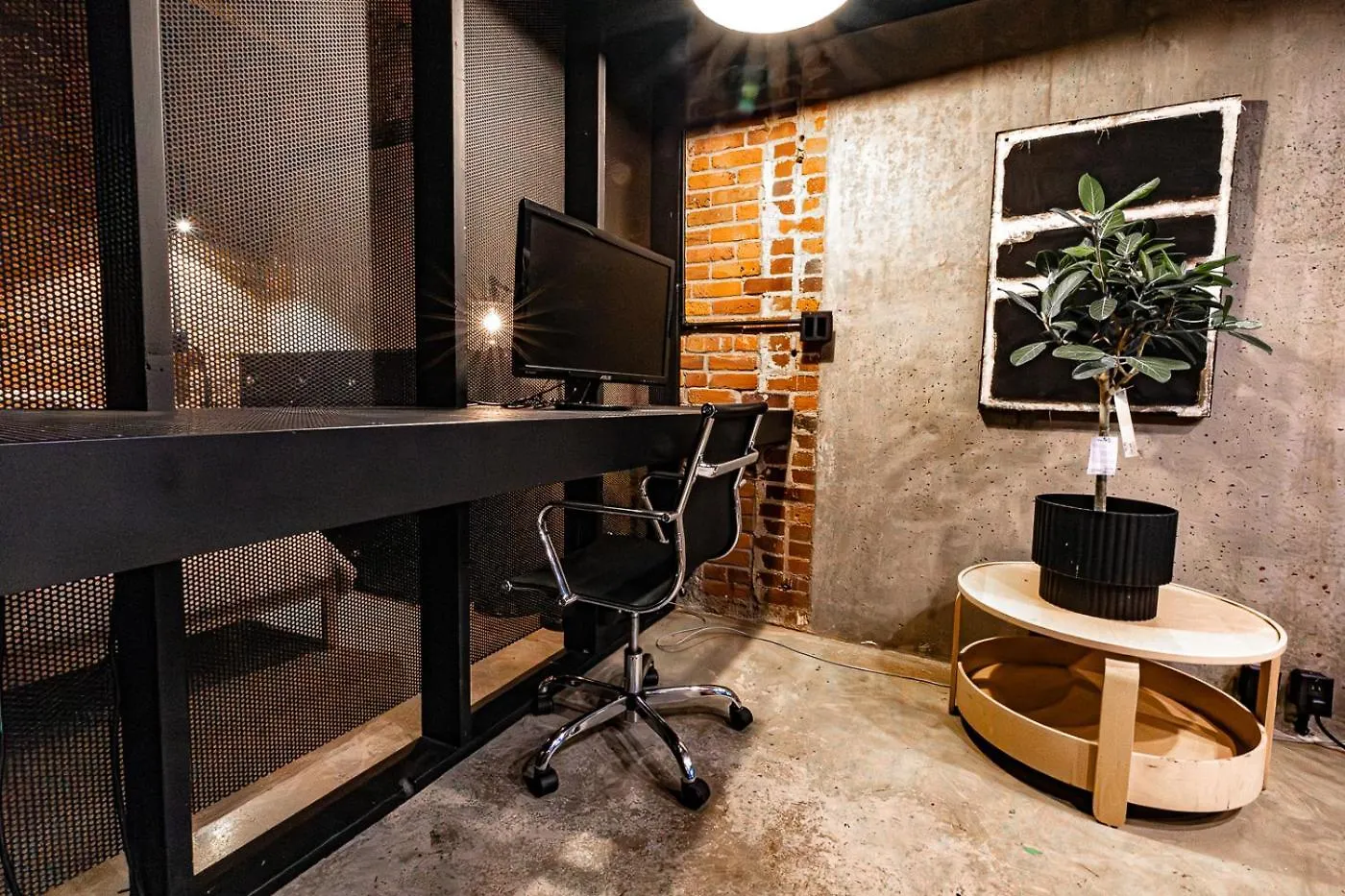 Stylish Industrial Loft - Historic Gastown Apartment Vancouver