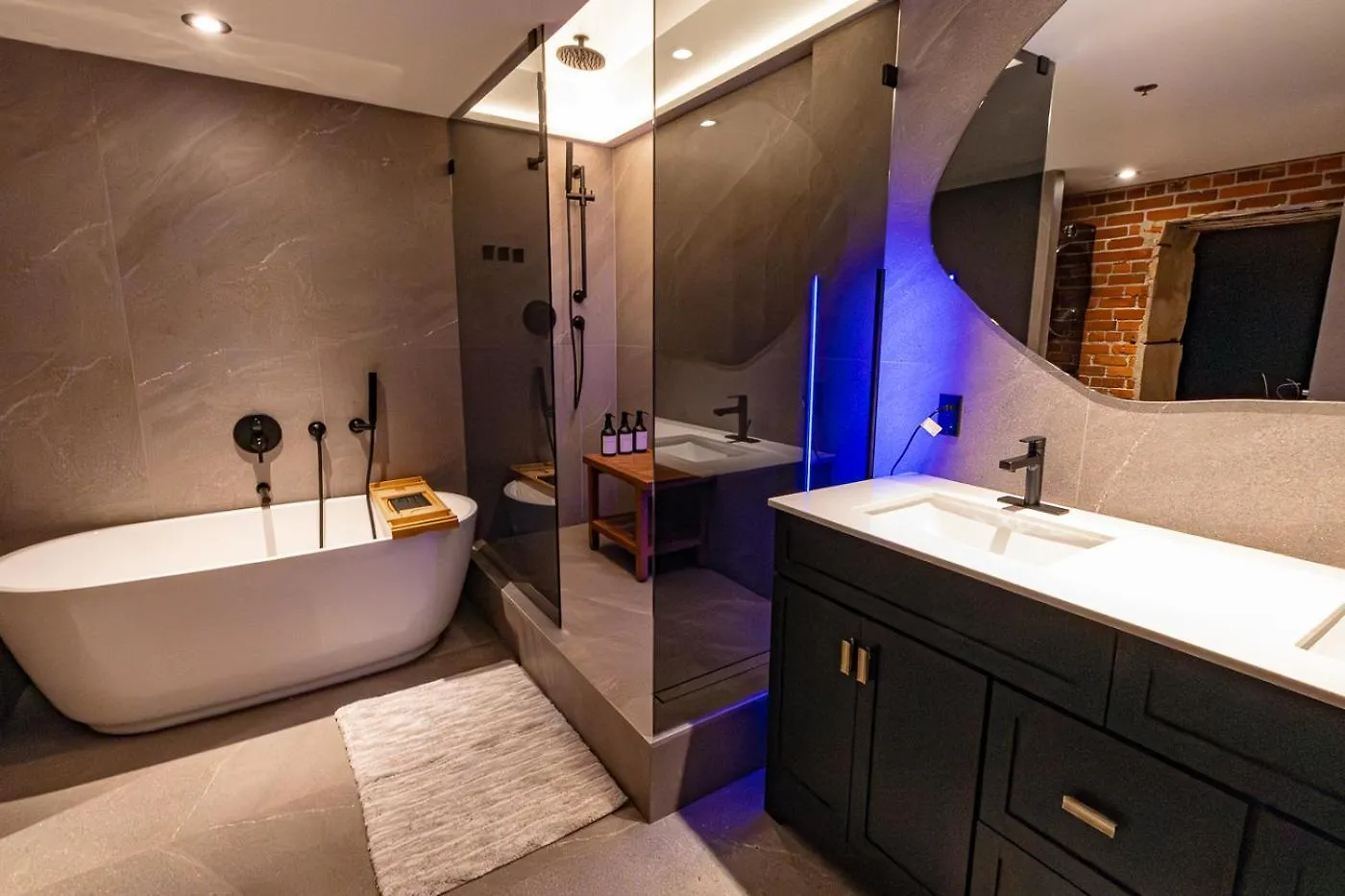 Stylish Industrial Loft - Historic Gastown Apartment Vancouver