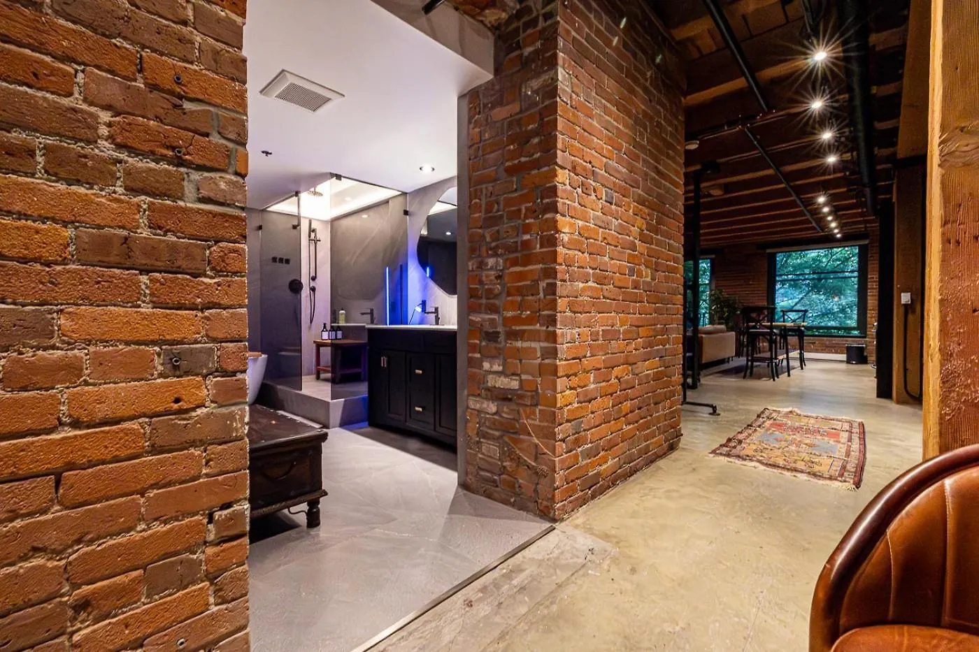Stylish Industrial Loft - Historic Gastown Apartment Vancouver Canada